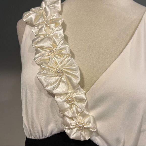 Elegant Black & White 3D Flowers Dress V-neck size 10 - Picture 3 of 12